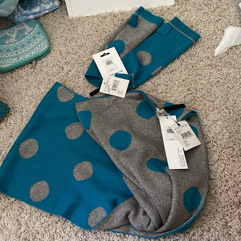 Kensie reversible infinity scarf with matching gloves  NWT